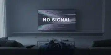 Écran de télévision affichant "Pas de signal" symbolisant la désertion des fictions nationales.