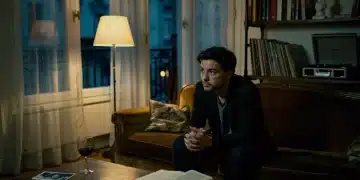 Scène dramatique d'un film français sous-estimé de 2026, avec un personnage contemplatif dans un intérieur parisien.